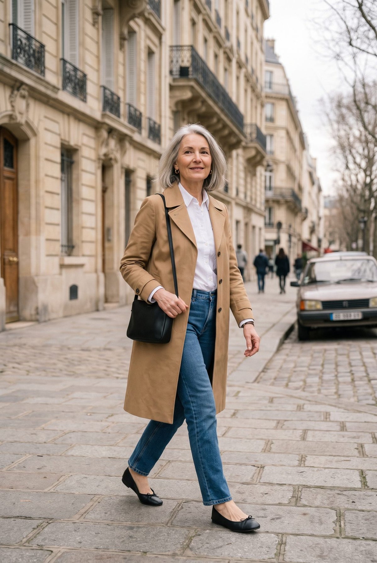 Femme élégante marchant dans une rue de Paris en trench camel et ballerines